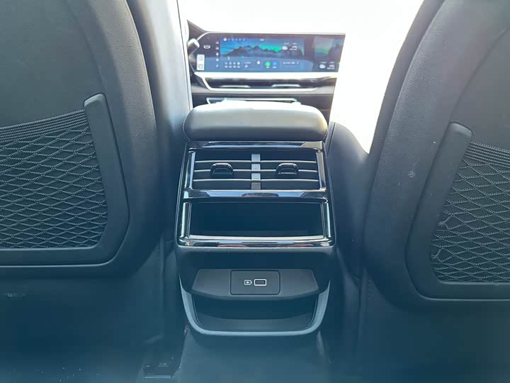 Фото 16 - Geely Monjaro