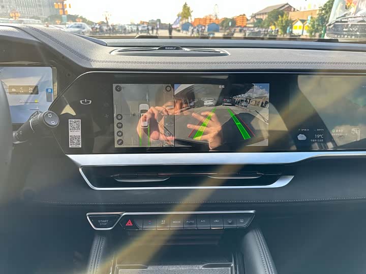 Фото 17 - Geely Monjaro