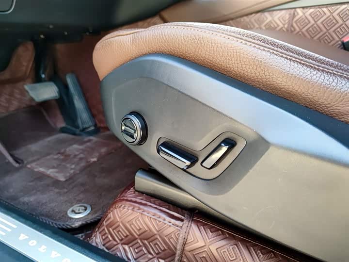 Фото 15 - Volvo XC90