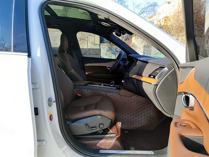 Фото 8 - Volvo XC90