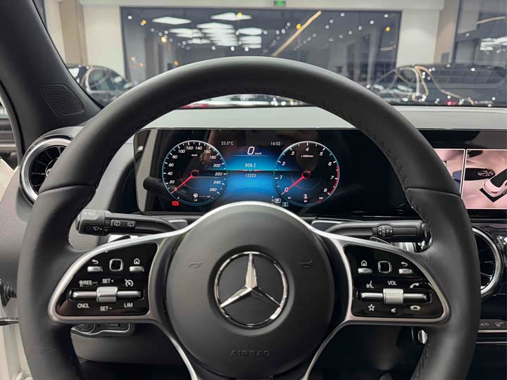 Фото 11 - Mercedes-Benz GLB-Class