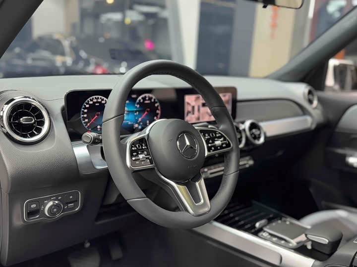 Фото 8 - Mercedes-Benz GLB-Class