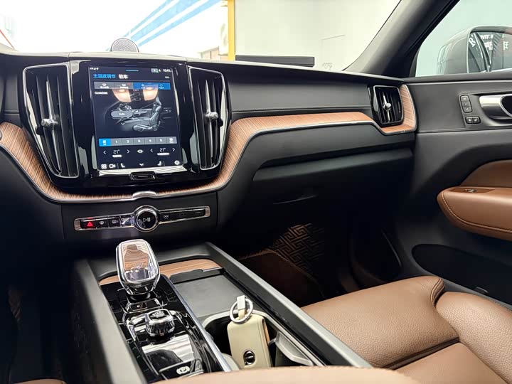 Фото 11 - Volvo XC60