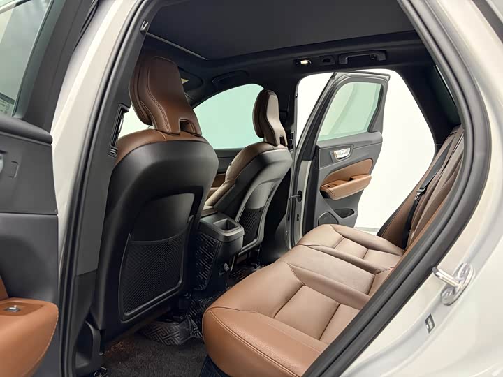 Фото 9 - Volvo XC60