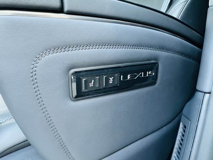 Фото 10 - Lexus LM