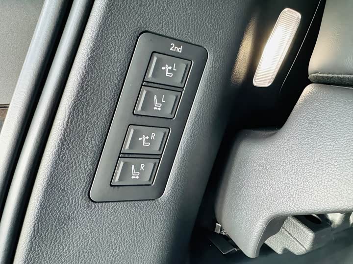 Фото 11 - Lexus LM