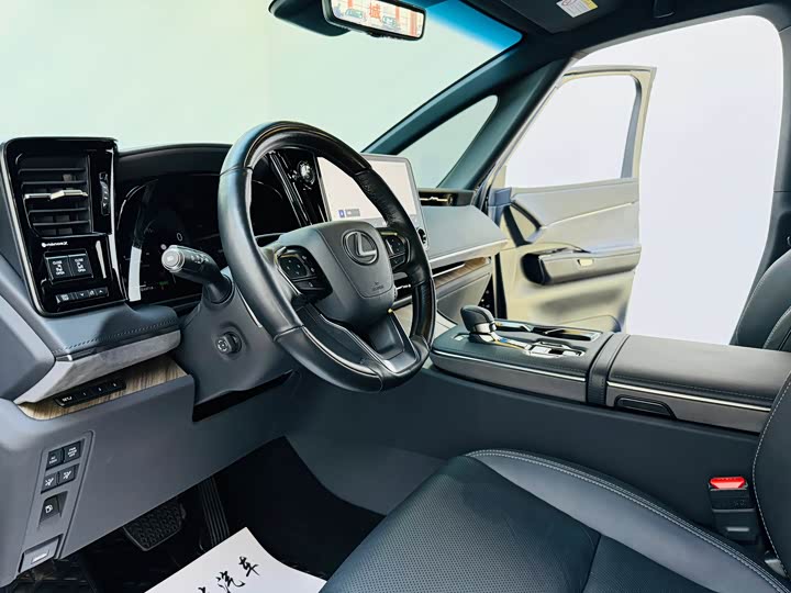 Фото 4 - Lexus LM