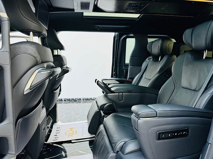 Фото 9 - Lexus LM