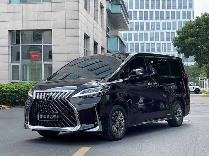 Фото 1 - Lexus LM