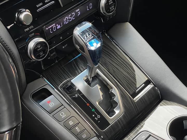 Фото 12 - Lexus LM