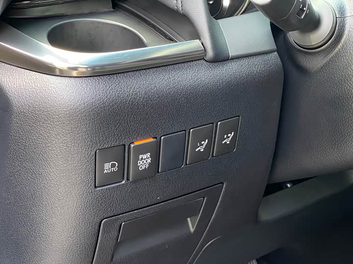 Фото 14 - Lexus LM