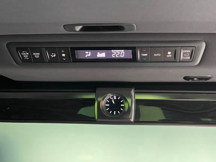 Фото 18 - Lexus LM