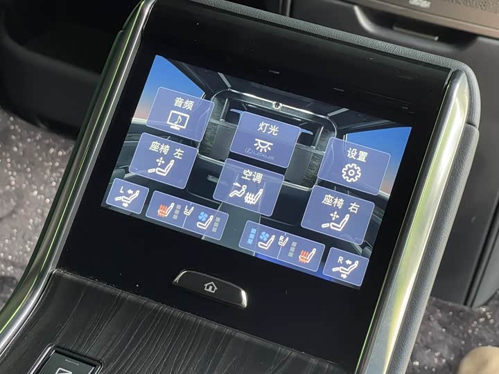 Фото 20 - Lexus LM