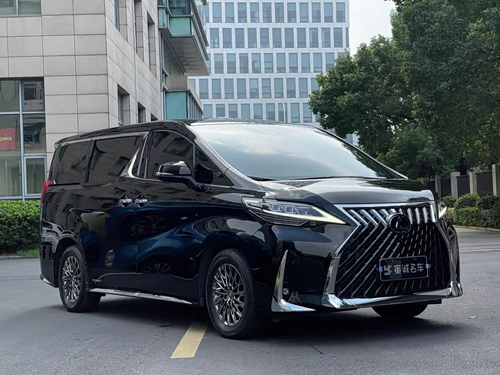 Фото 3 - Lexus LM