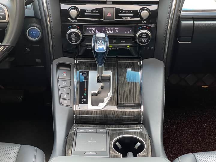 Фото 30 - Lexus LM