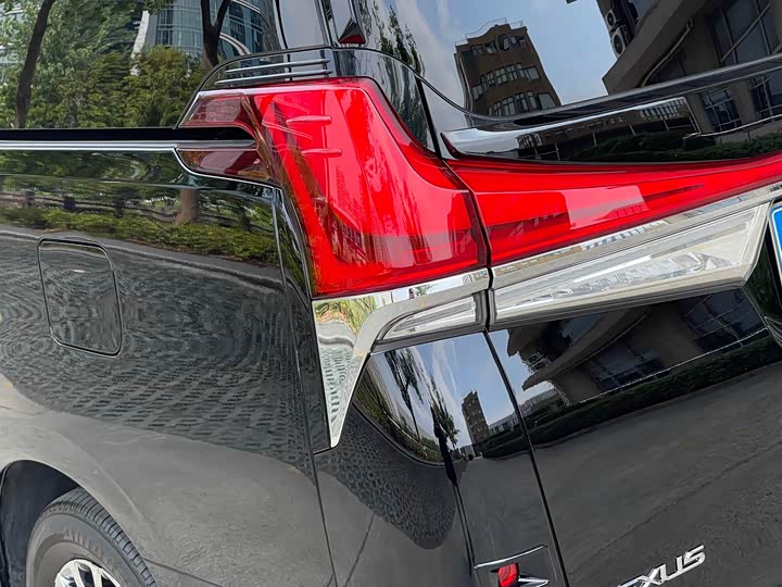 Фото 43 - Lexus LM