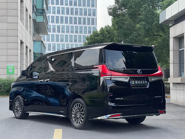 Фото 5 - Lexus LM