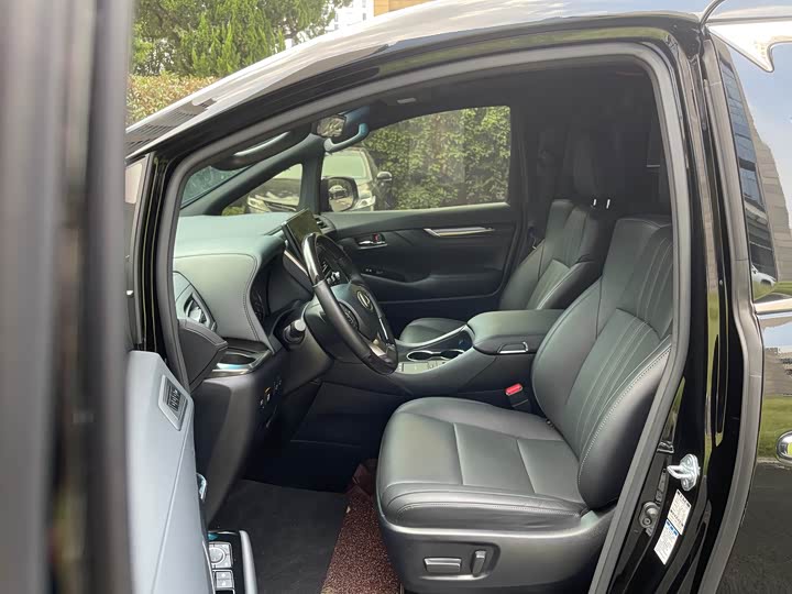 Фото 8 - Lexus LM