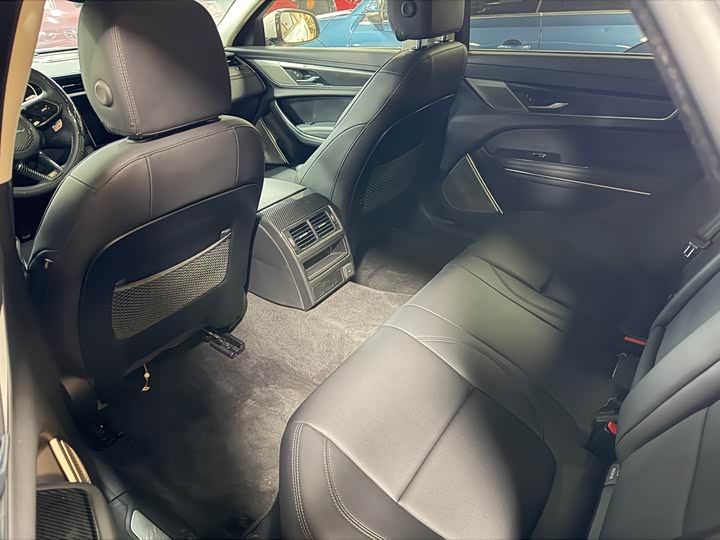 Фото 10 - Jaguar XF L