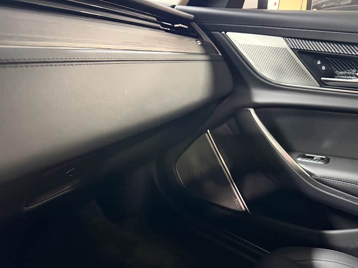 Фото 9 - Jaguar XF L