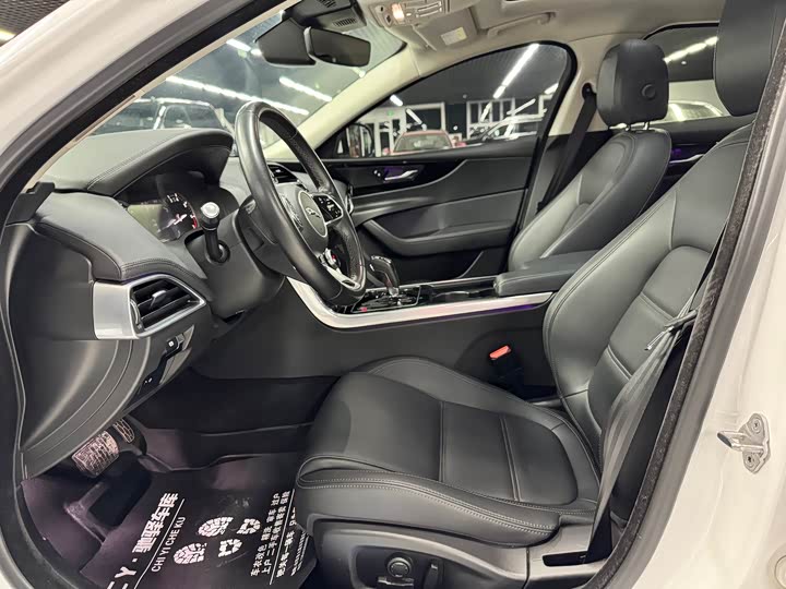 Фото 10 - Jaguar XE L