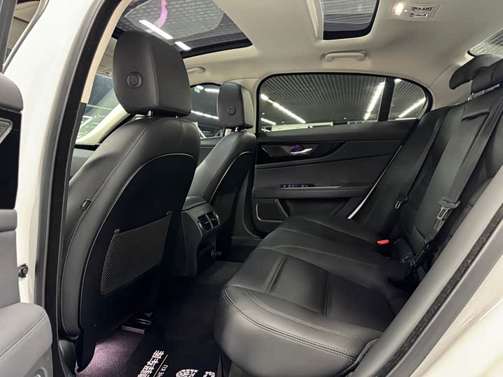 Фото 11 - Jaguar XE L