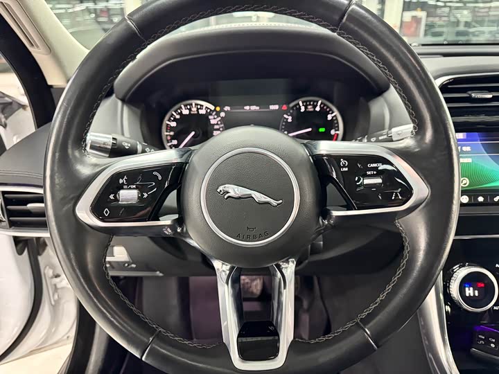 Фото 13 - Jaguar XE L