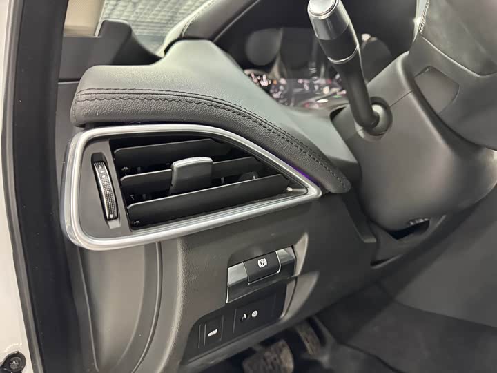 Фото 18 - Jaguar XE L