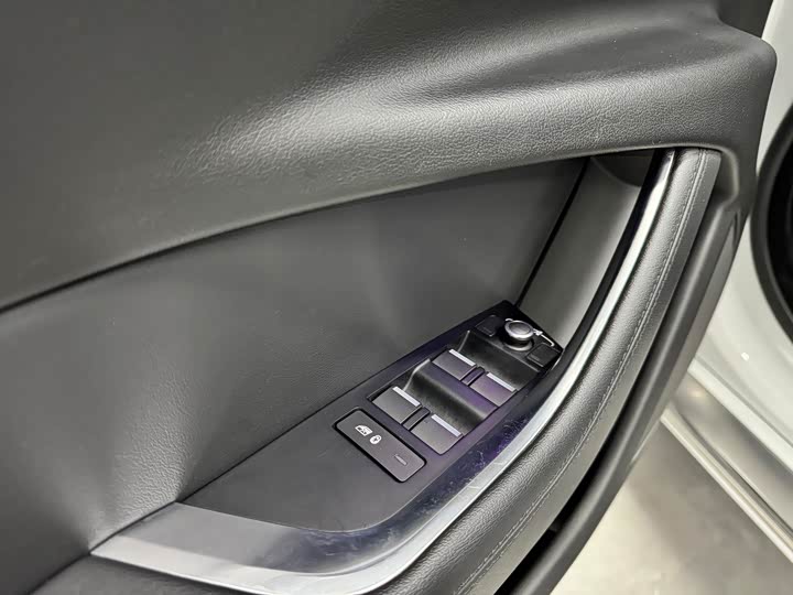 Фото 19 - Jaguar XE L