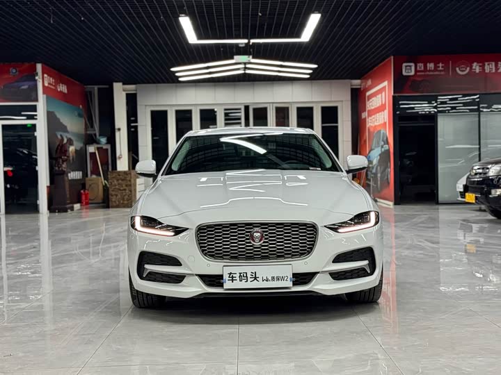 Фото 2 - Jaguar XE L