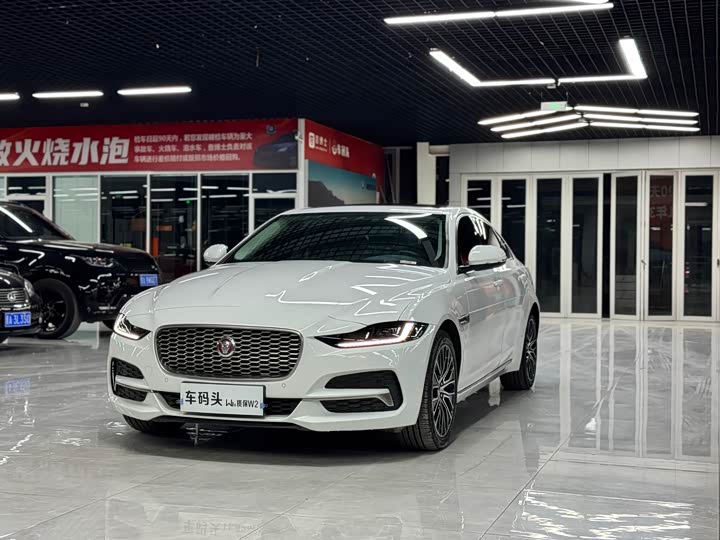 Фото 3 - Jaguar XE L