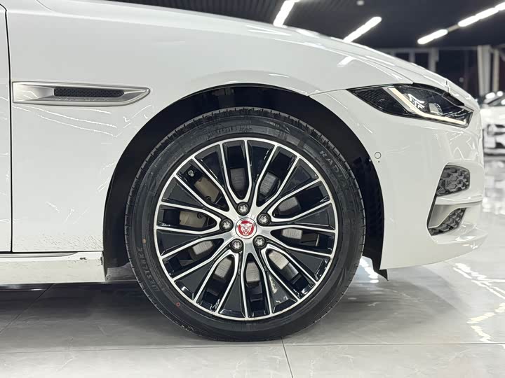 Фото 6 - Jaguar XE L