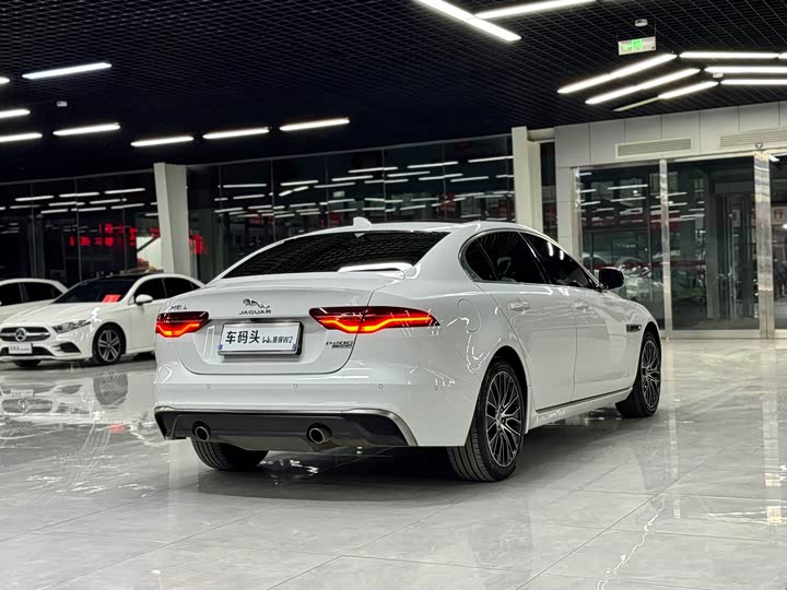 Фото 7 - Jaguar XE L