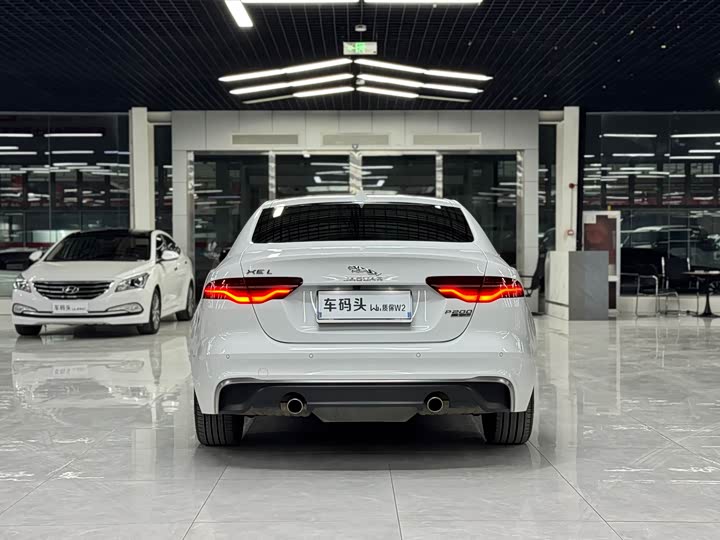 Фото 8 - Jaguar XE L