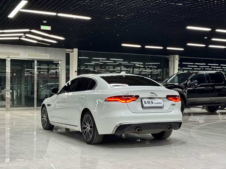 Фото 9 - Jaguar XE L