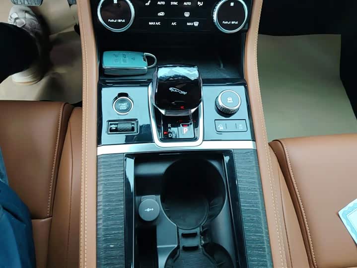 Фото 16 - Jaguar XF L