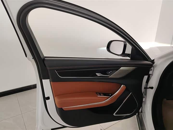 Фото 7 - Jaguar XF L