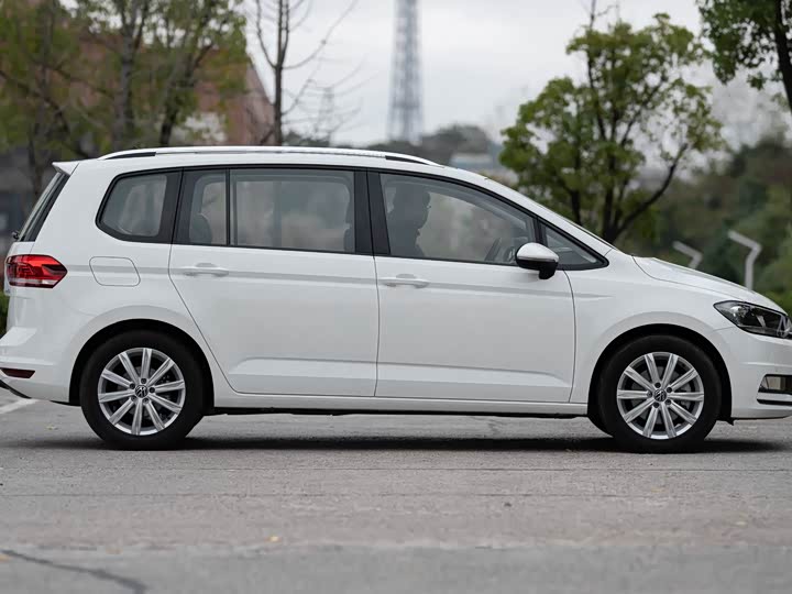 Фото 10 - Volkswagen Touran L