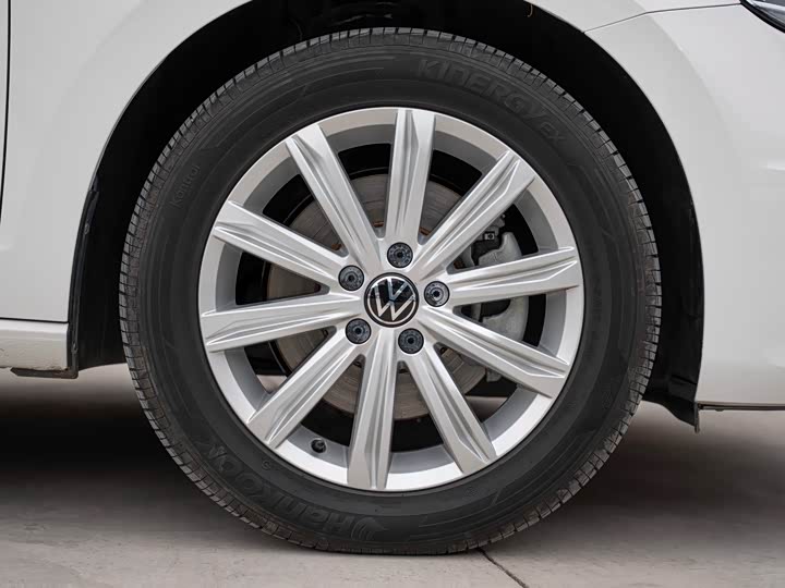 Фото 17 - Volkswagen Touran L