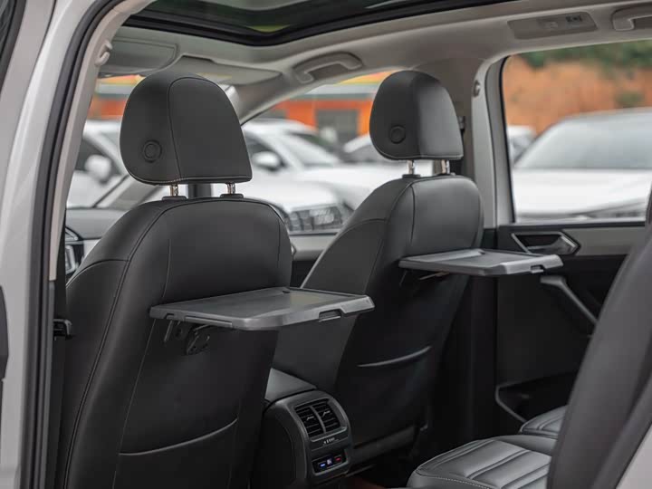 Фото 23 - Volkswagen Touran L