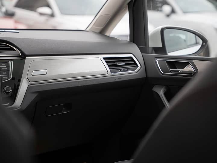 Фото 27 - Volkswagen Touran L