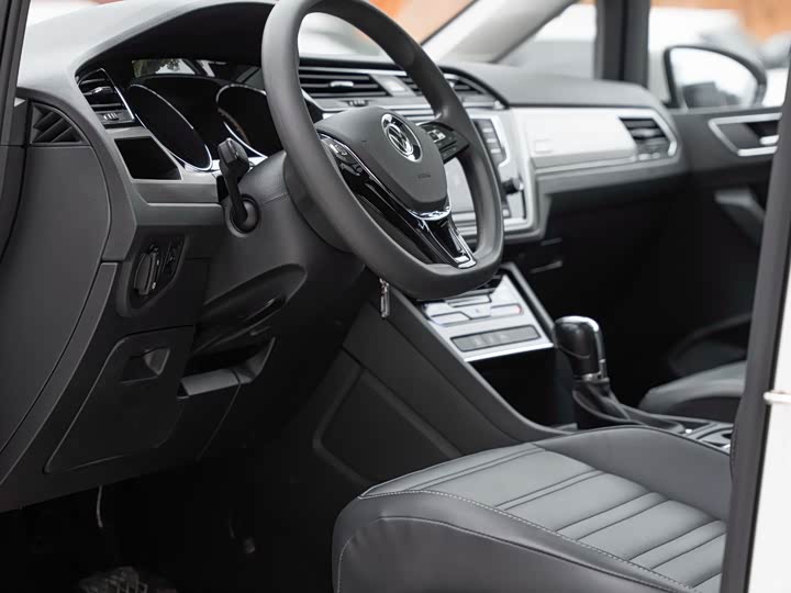 Фото 4 - Volkswagen Touran L