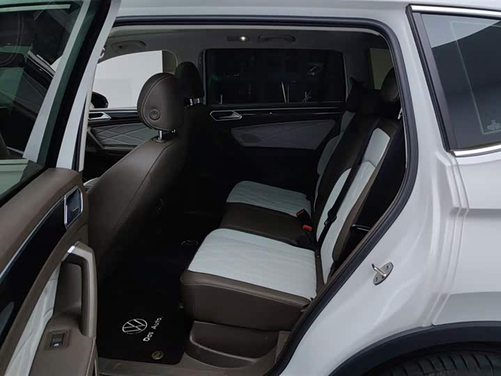 Фото 11 - Volkswagen Tiguan L Pro