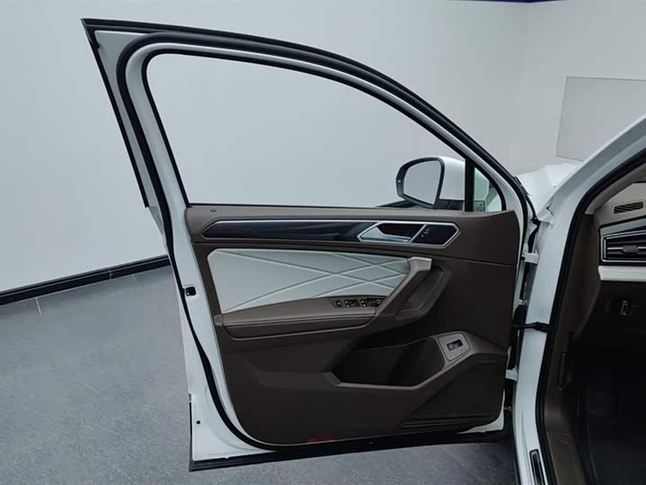 Фото 7 - Volkswagen Tiguan L Pro