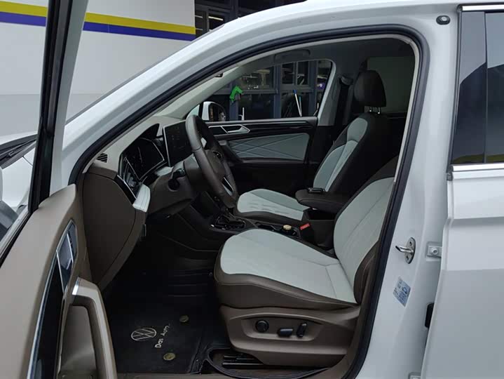 Фото 9 - Volkswagen Tiguan L Pro