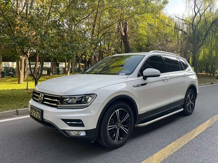 Фото 1 - Volkswagen Tiguan L Pro