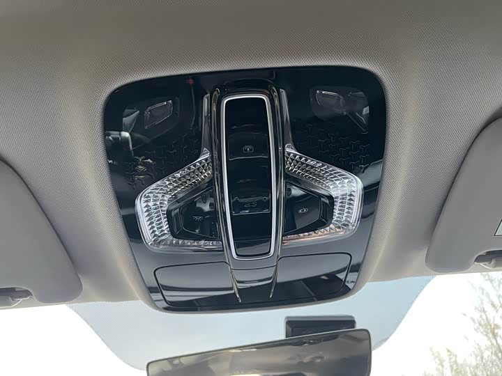 Фото 12 - Roewe iMax 8