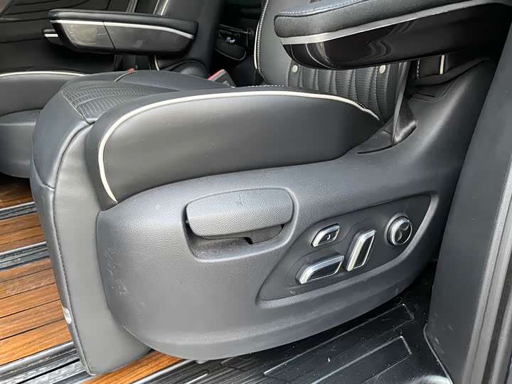 Фото 13 - Roewe iMax 8