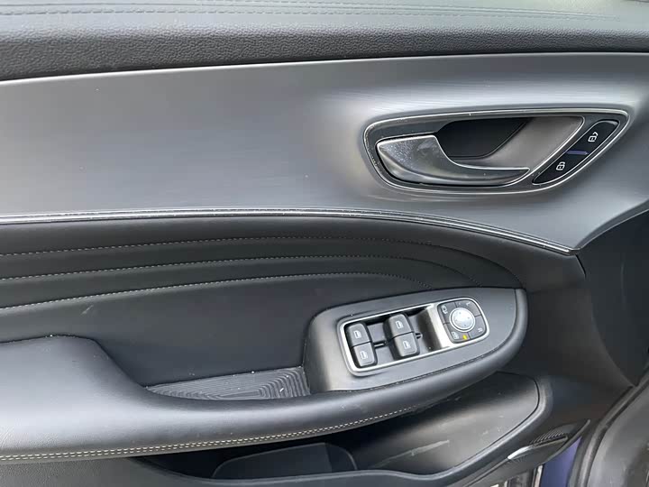 Фото 14 - Roewe iMax 8