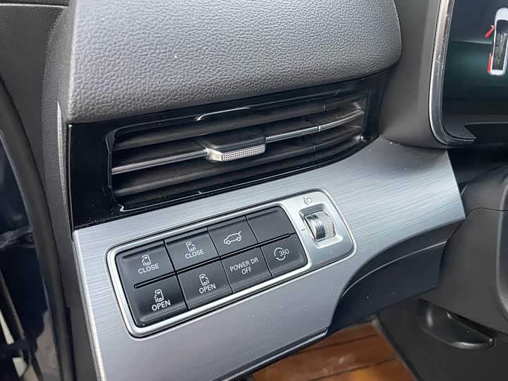 Фото 15 - Roewe iMax 8